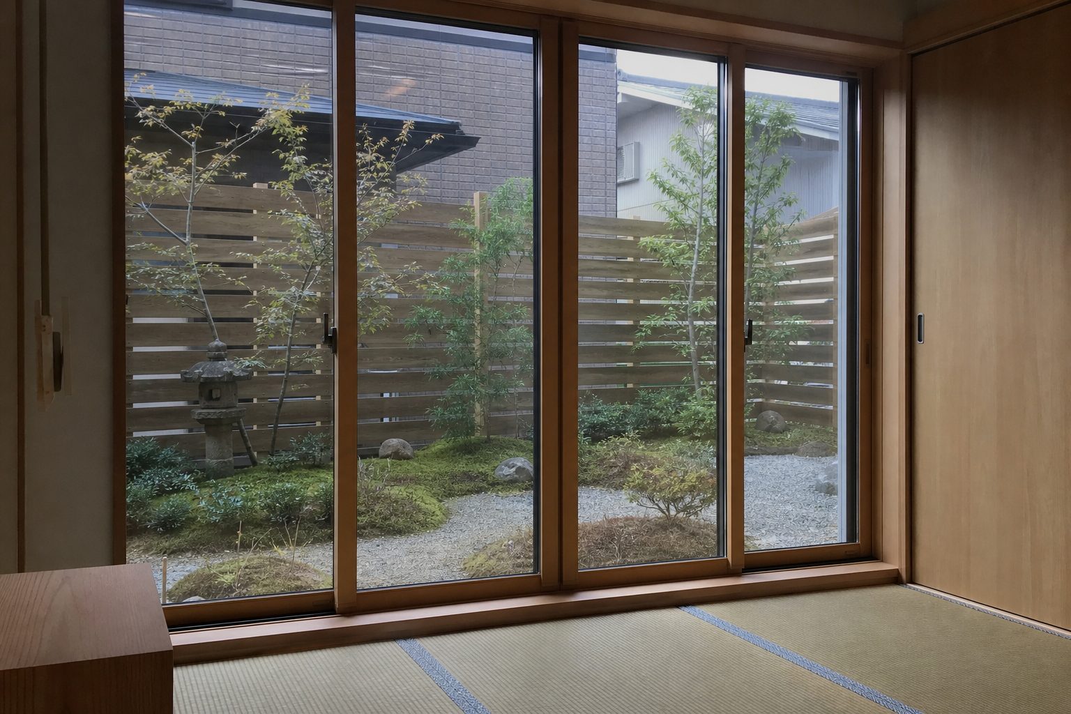 和室から庭へ続く大開口の木製建具